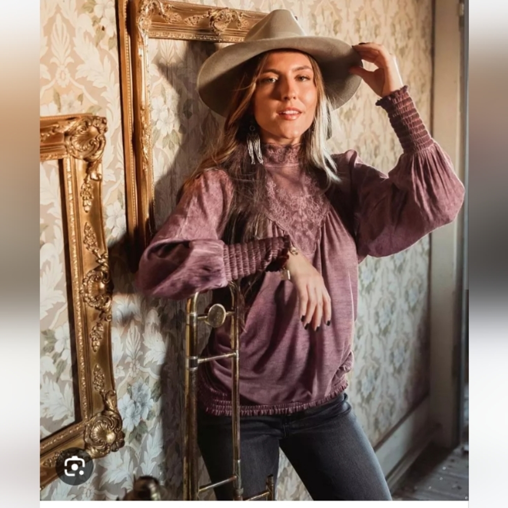 Gimmicks by bke Mauve Lace shirt